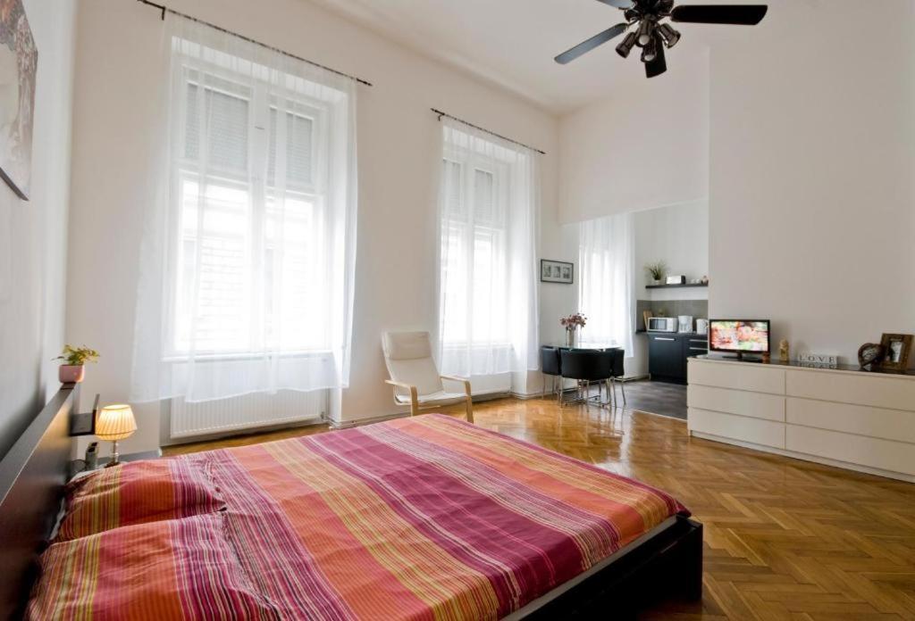 Balcony Apartment Будапеща Екстериор снимка